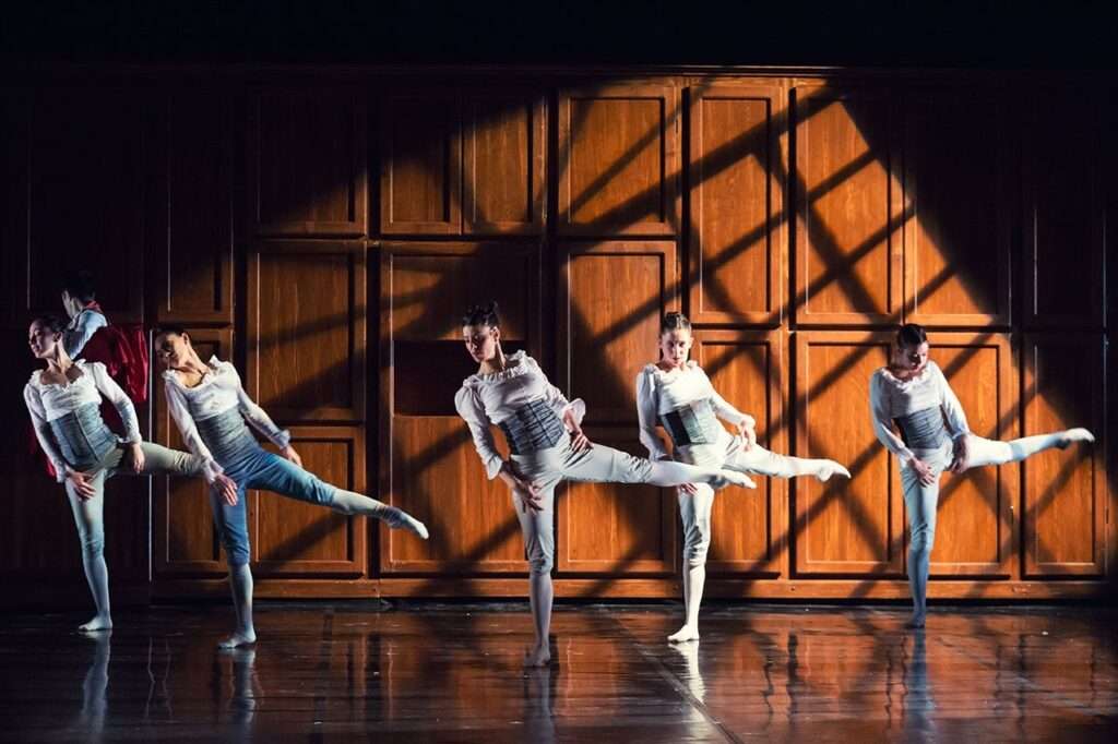 ROSSINI OUVERTURES di SPELLBOUND CONTEMPORARY BALLET